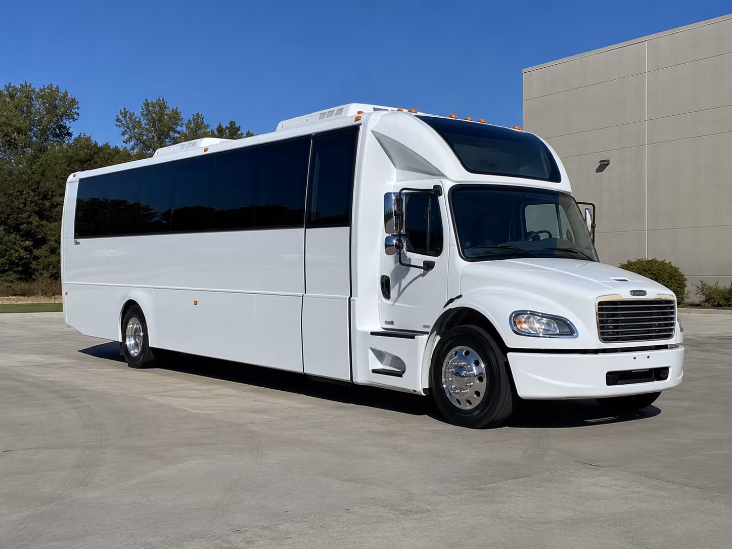 revere 28 passenger party bus